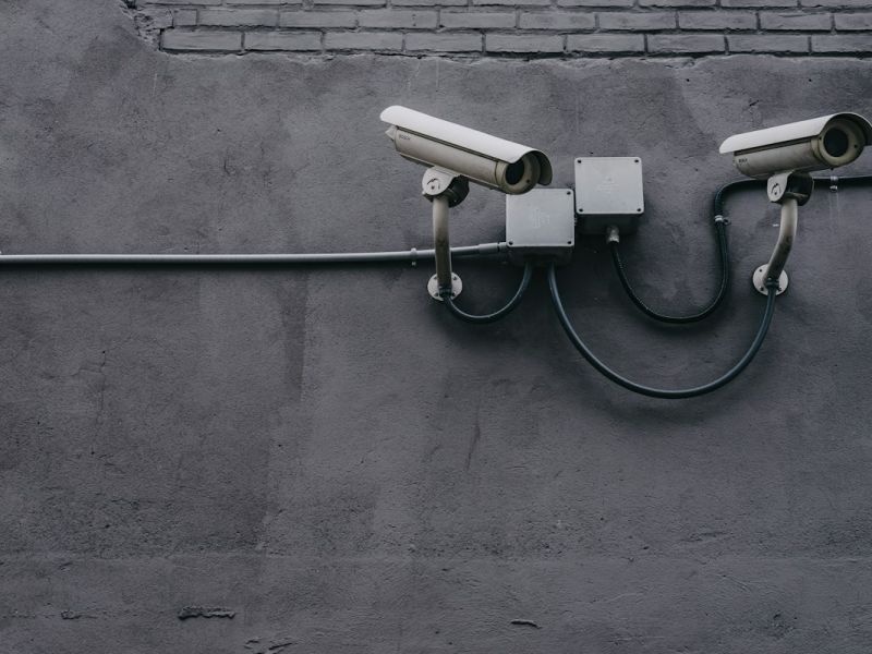 Dos cámaras de vigilancia instaladas en una fachada